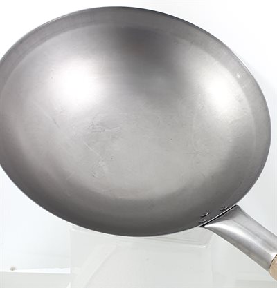 Wok with wooden handle - kitchen article - køkkenting. 33 cm i diameter